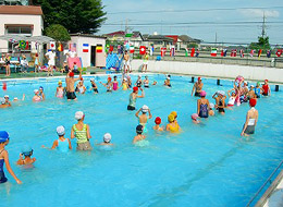 プールの中でたくさんの子供たちが遊んでいる写真