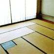陽の光に照らされて明るい、床が畳の、和室の写真