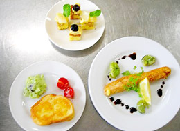 三種の白い丸皿に、フレンチトーストやケーキが盛りつけられている写真