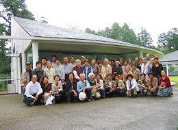 建物の前で集合する、大瀬勢の人々の写真