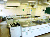 明るい室内で、コンロや蛇口等のある料理台が、複数置かれている写真