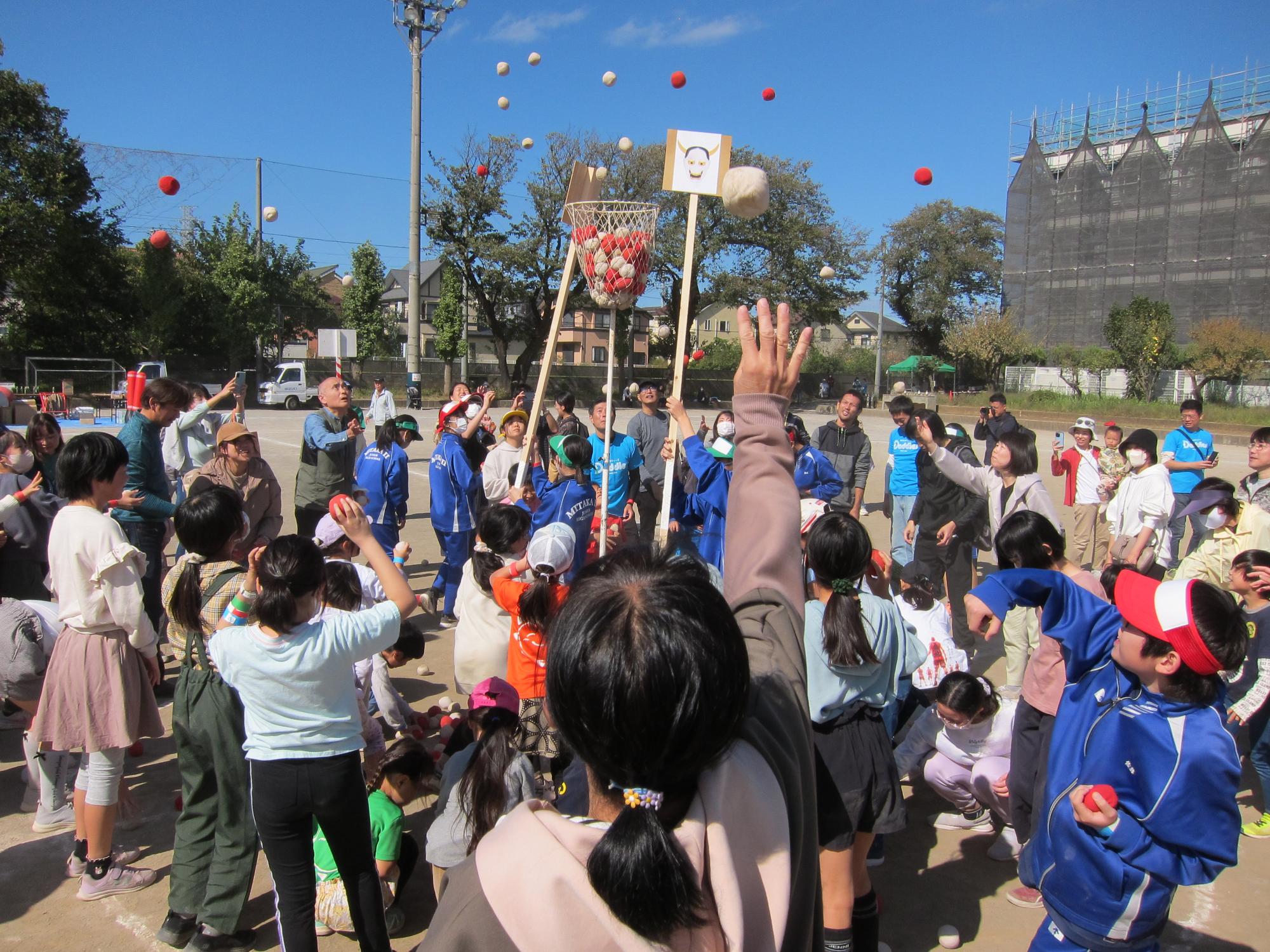 コミュニティ運動会の玉入れのもよう