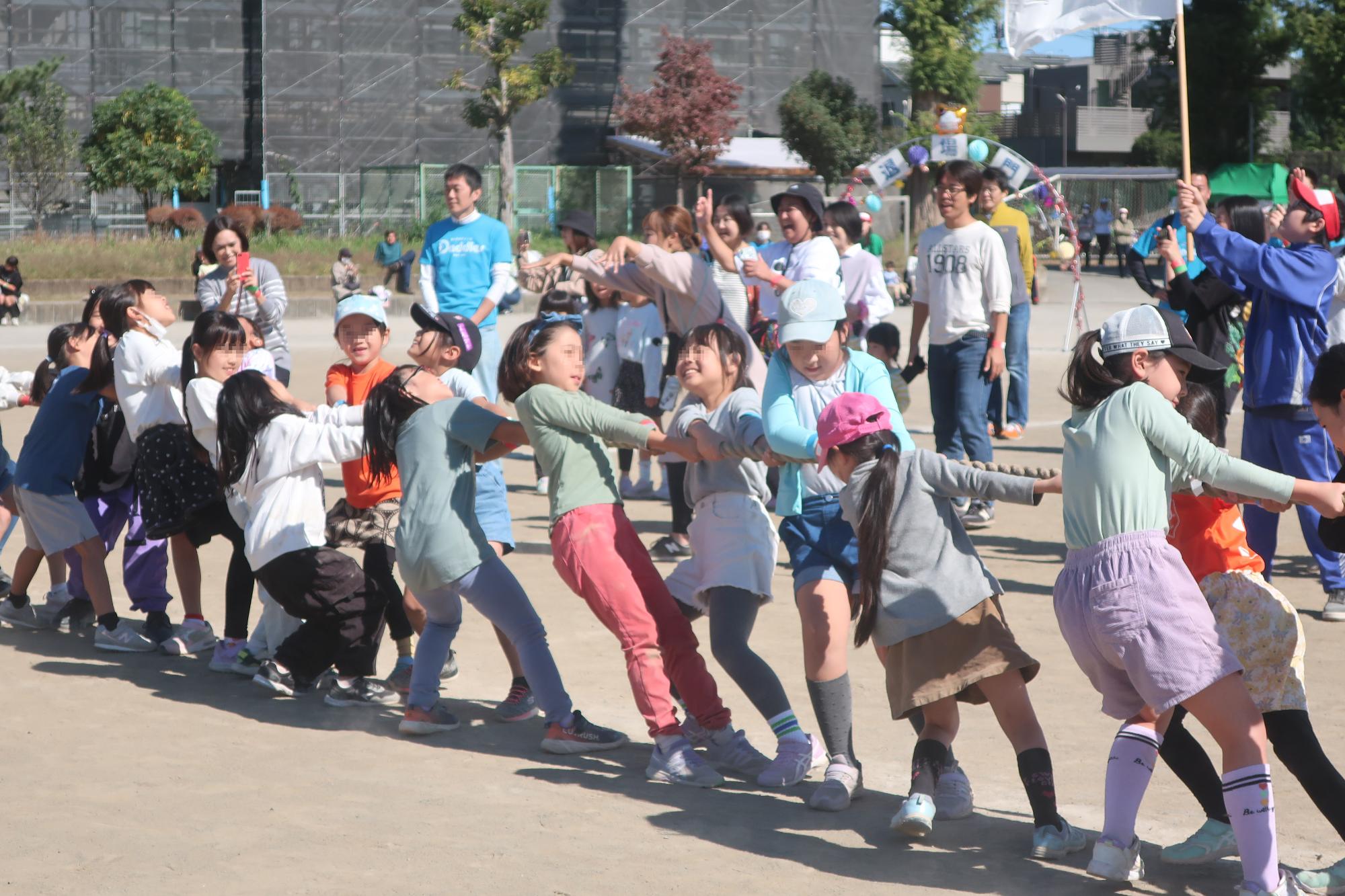 コミュニティ運動会2025での綱引きの写真