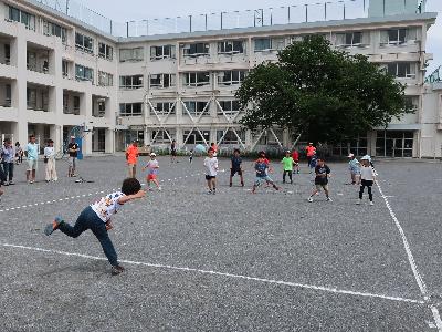 校庭でドッジボールをする子供たち