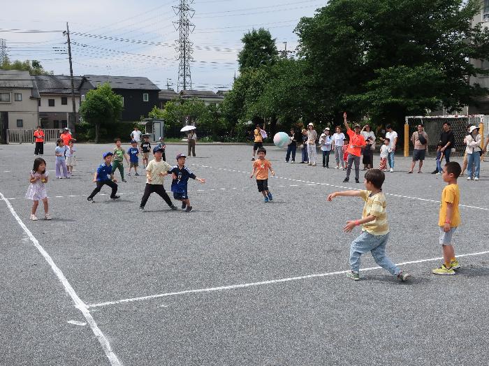 校庭でドッジボールをする子供たち