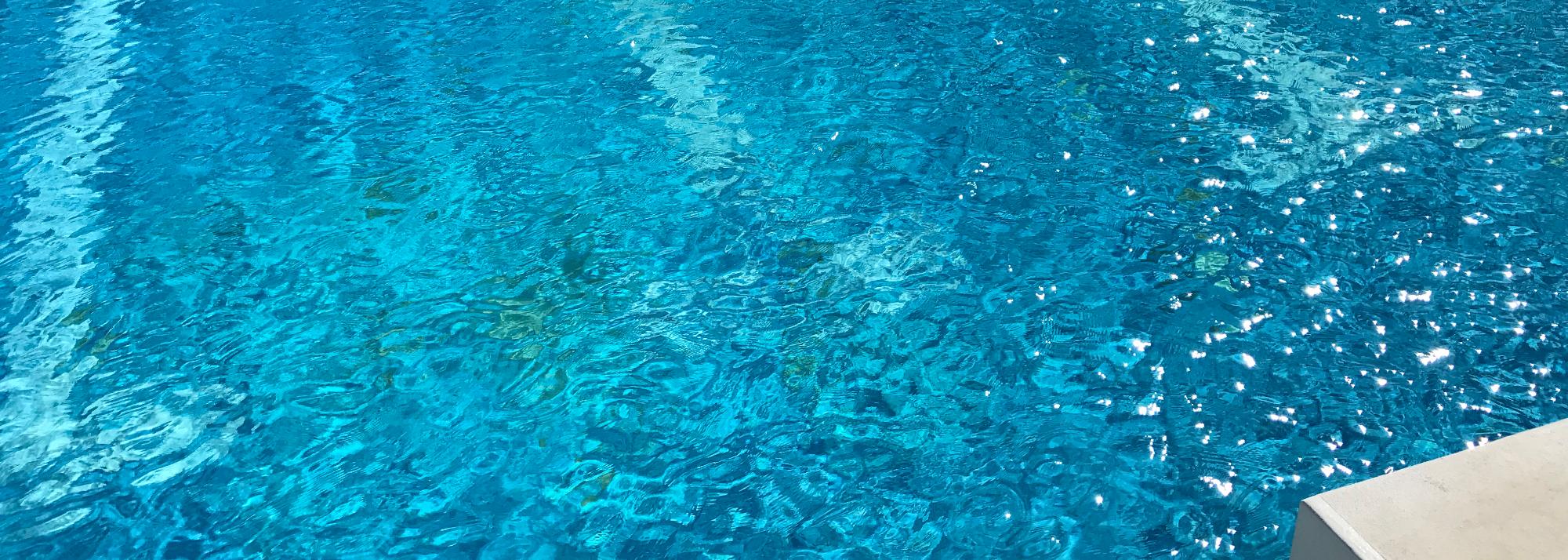 プールの水面の写真