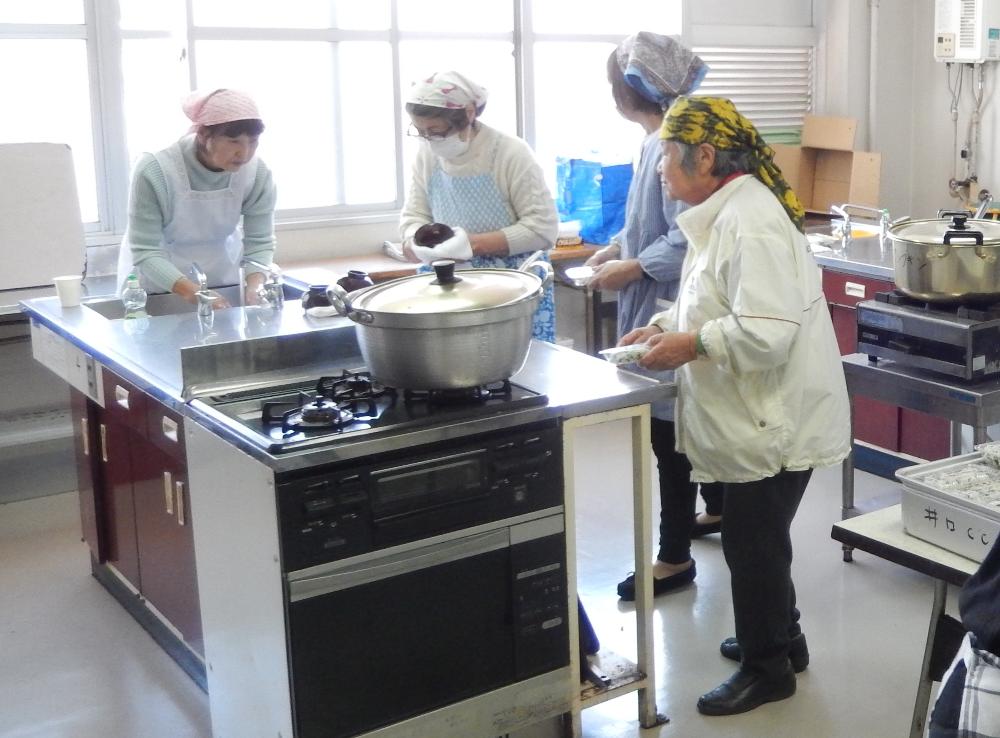 料理講習室で調理中の女性3人