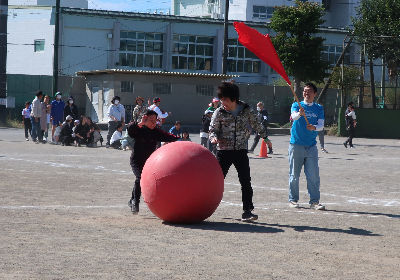 運動会のボール転がしの親子