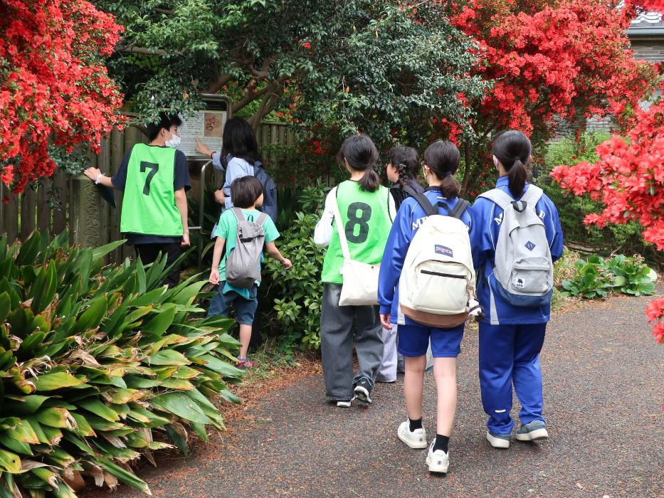 ウオークラリーの参加者が石碑を確認