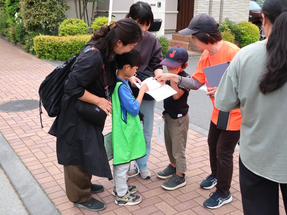 ウオークラリーの参加者が地図を確認