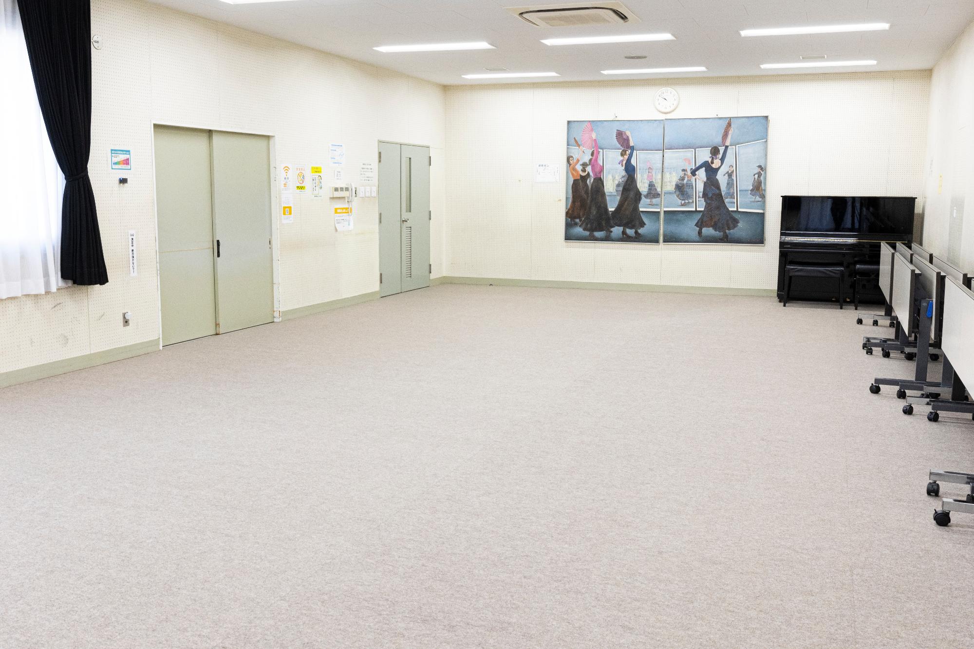 大きな絵画が飾られた二重窓と防音の壁になっている部屋の写真