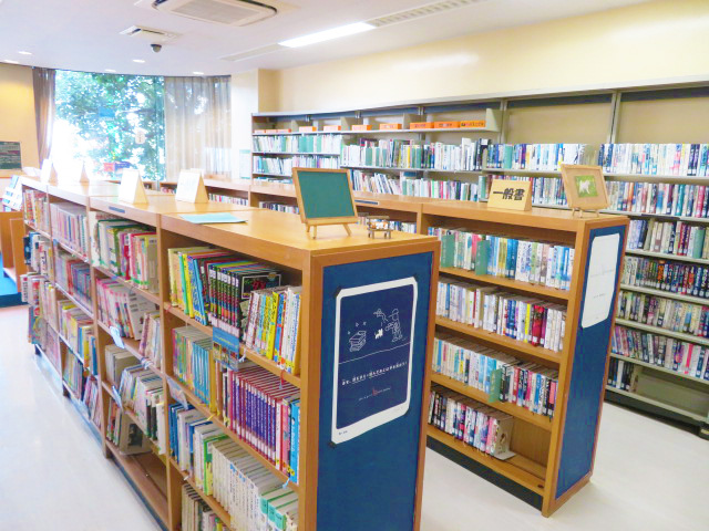 本棚がたくさん並んでいる図書室の写真