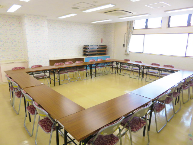 テーブルが口の時に並べられた多目的室の写真