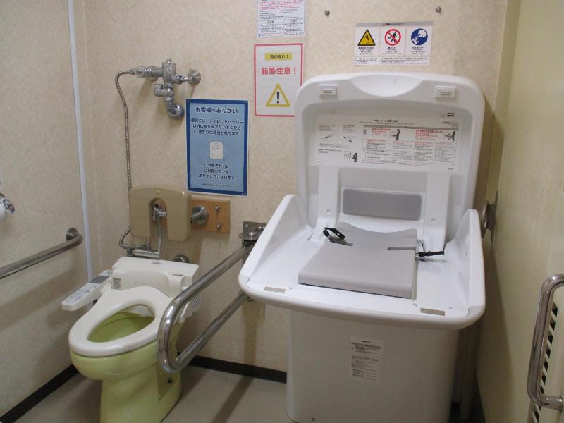 1階多目的トイレ内おむつ交換台