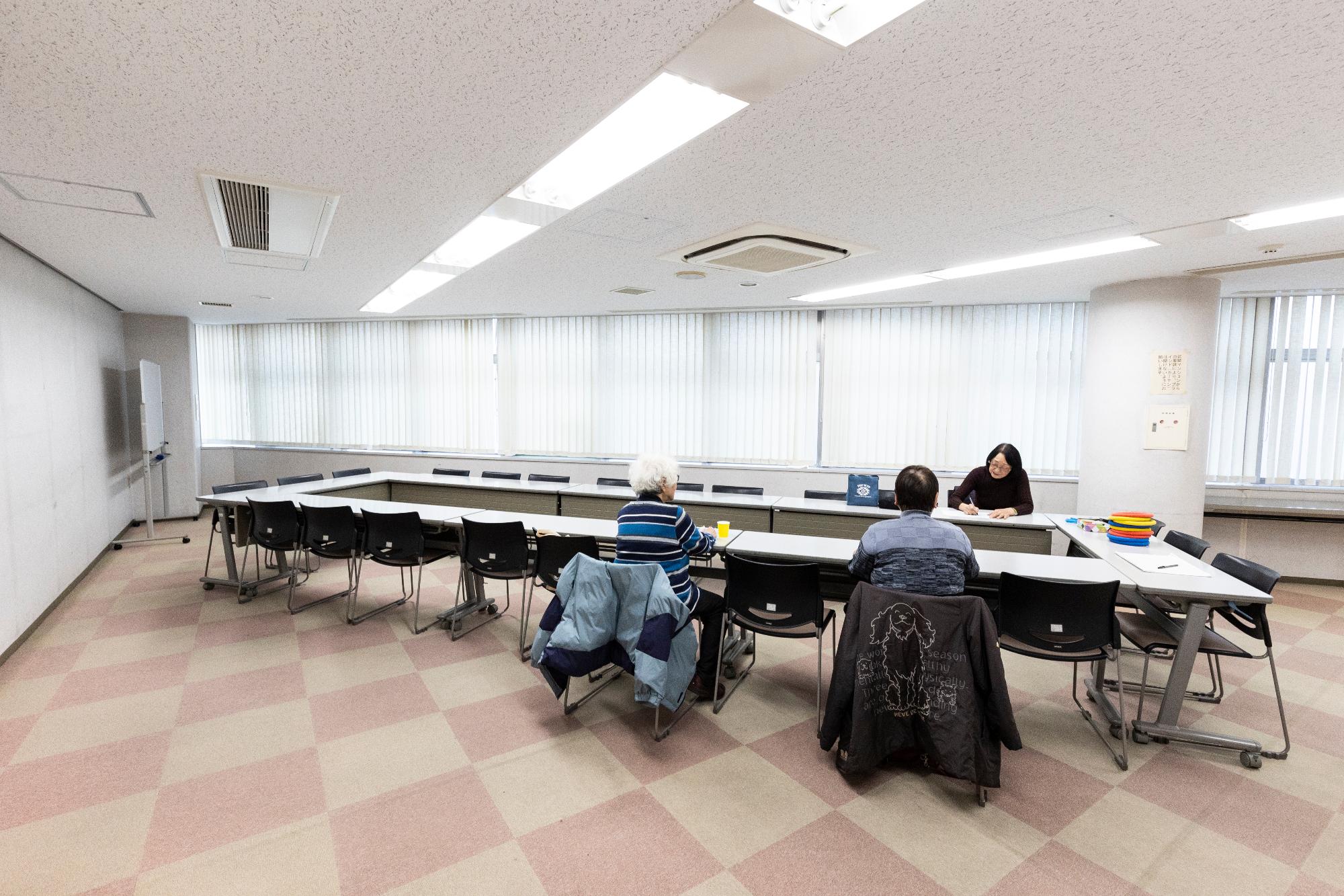 机と椅子の並べられた部屋の画像