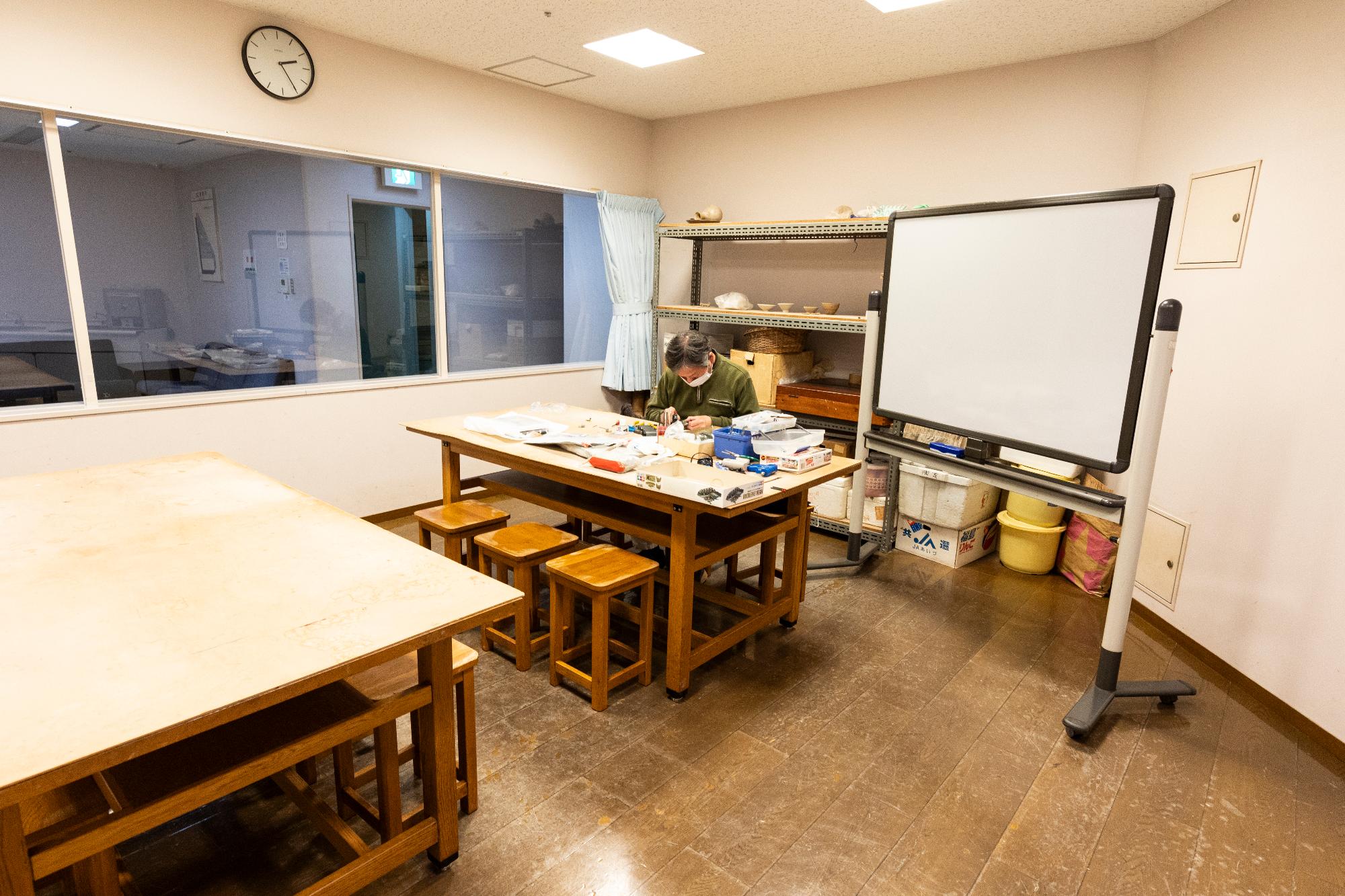 机と椅子のある工作ができる部屋の写真