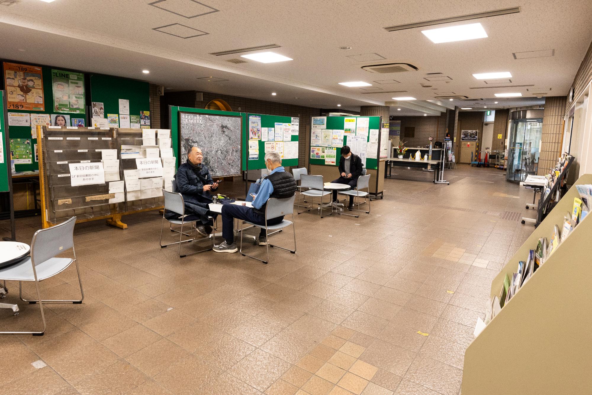 机と椅子の並べられた1階ロビーの画像