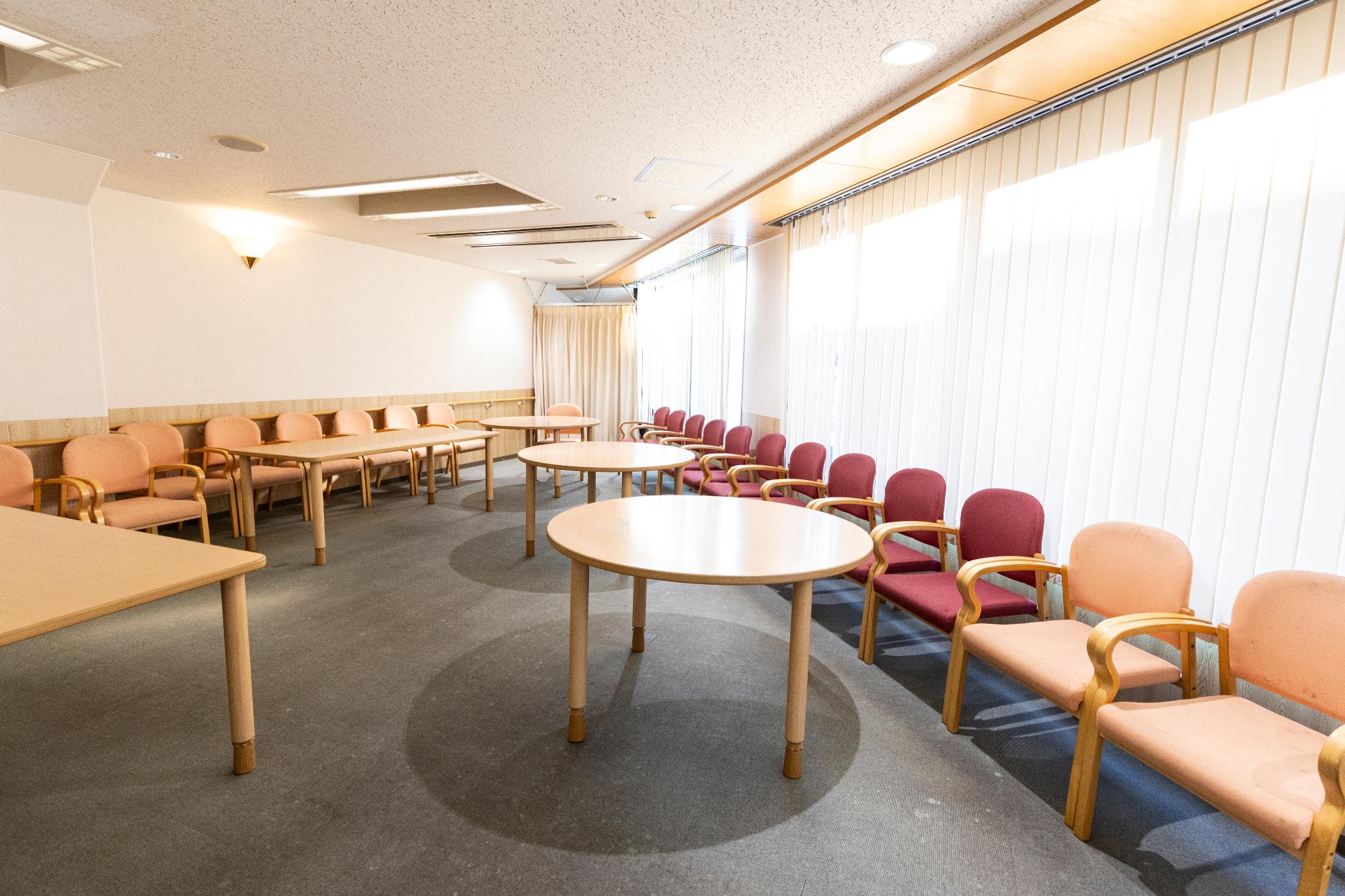 机と椅子のあるランチルームの画像