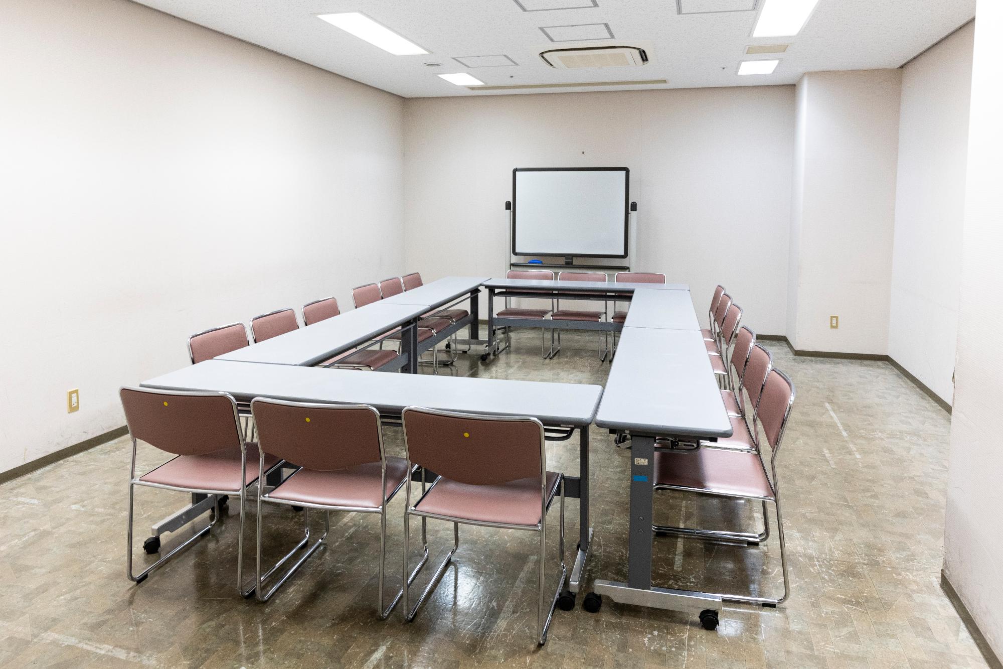 机と椅子のある部屋の写真